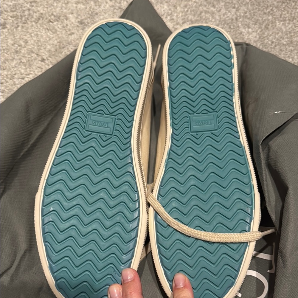 BNWT Toms travel light low canvas lace up sneaker - Picture 3 of 4